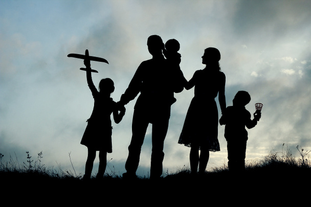 silhouette d'une famille heureuse avec enfants
 - Photo, image