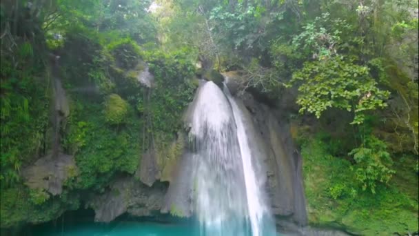 Wodospad Kawasan na wyspie Cebu na Filipinach. Piękny wodospad w tropikalnym lesie deszczowym.Wodospad z naturalnym basenem i bambusową tratwą w górskim kanionie rzeki. - Materiał filmowy, wideo