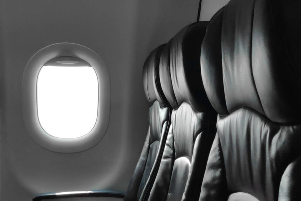 κενό παράθυρο πρότυπο αεροσκάφους με μαύρο κάθισμα συνοδηγού.Λευκό παράθυρο σε καμπίνα mock up. - Φωτογραφία, εικόνα