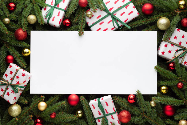 Karácsonyi dekoráció fenyő ágak keret és ajándék - Fotó, kép