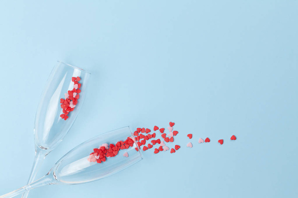 Champagne glasses and heart shaped sweets holiday - Foto, afbeelding