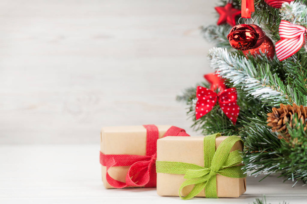 Vánoční přání s zdobenou jedlí a dárky - Fotografie, Obrázek