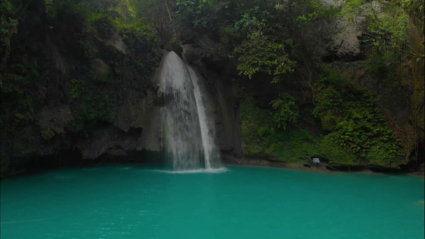 Wodospad Kawasan na wyspie Cebu na Filipinach. Piękny wodospad w tropikalnym lesie deszczowym.Wodospad z naturalnym basenem i bambusową tratwą w górskim kanionie rzeki. - Materiał filmowy, wideo