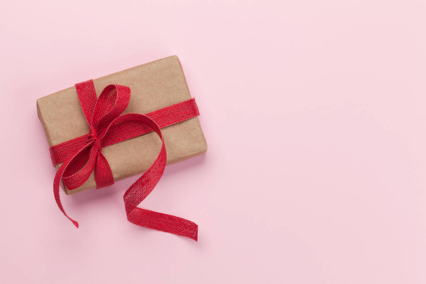 Gift box over pink - Zdjęcie, obraz