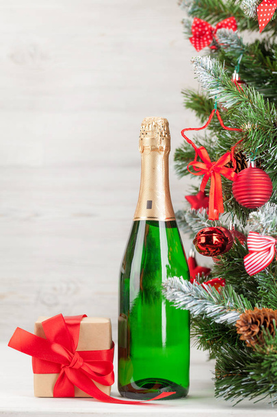 Noel kartı ile süslenmiş köknar ağacı ve şampanya - Fotoğraf, Görsel