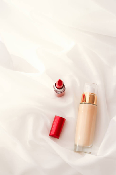 Crema tonal beige botella maquillaje base base fluida y rojo l
 - Foto, Imagen