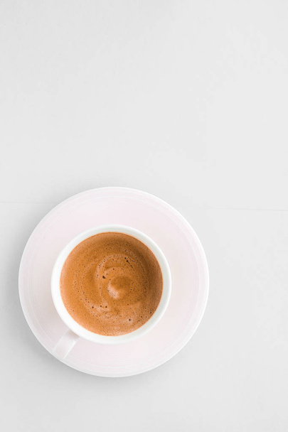 Coupe de café français chaud comme boisson pour le petit déjeuner, tasses flatlay sur whi
 - Photo, image