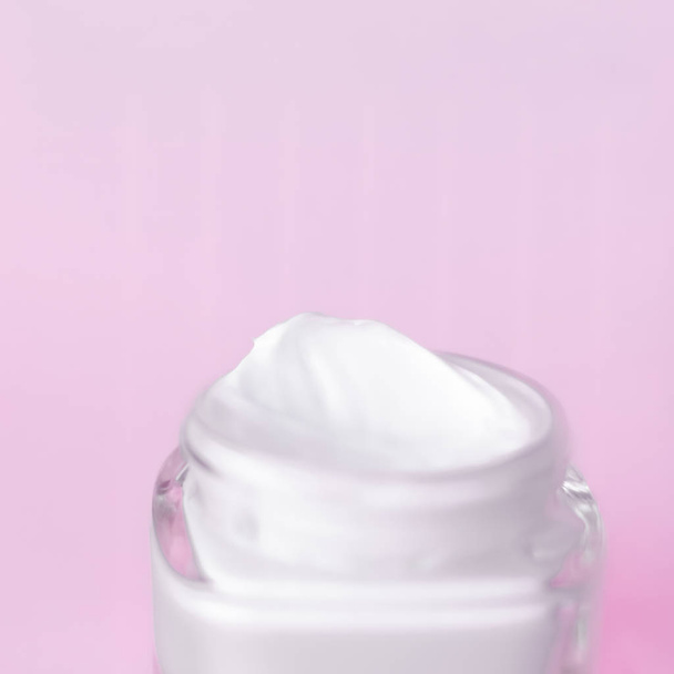 Crema facial hidratante tarro sobre fondo rosa, hidratante piel
 - Foto, imagen