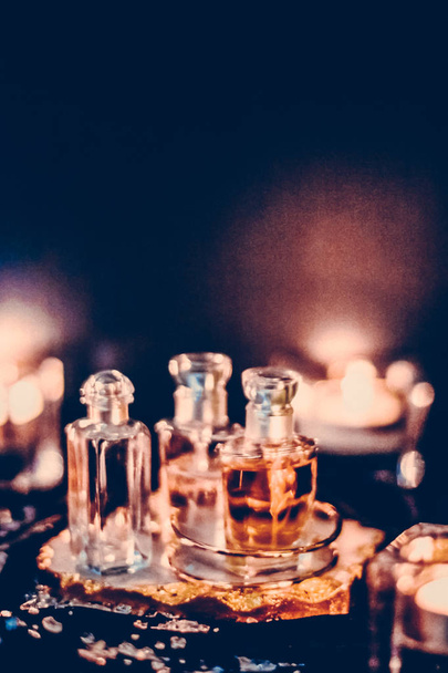 Hajuvesipullot ja vintage tuoksu yöllä, tuoksu tuoksu, fra
 - Valokuva, kuva