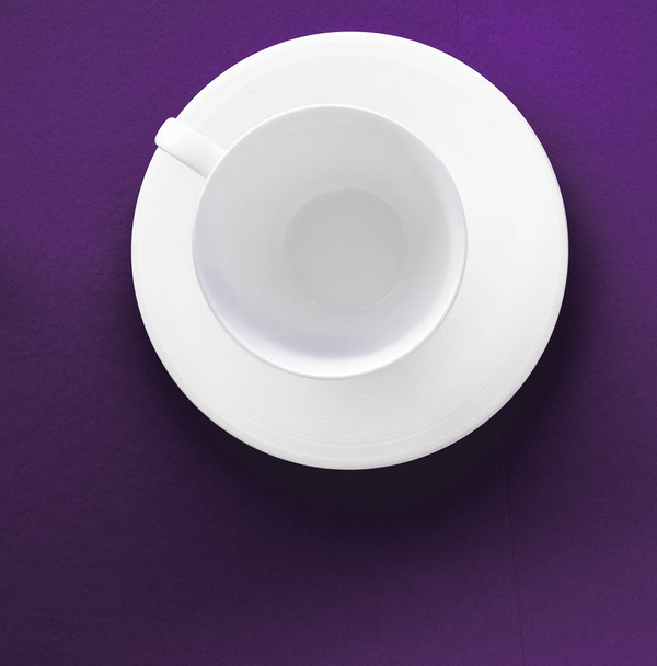 Fehér étkészlet edények készlet, üres csésze lila flatlay háttérben - Fotó, kép