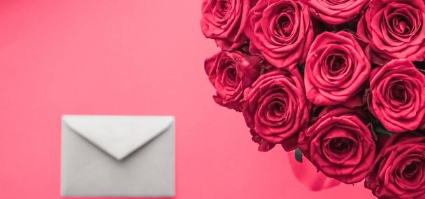 Liefdesbrief en bloemen levering op Valentijnsdag, luxe bouqu - Foto, afbeelding