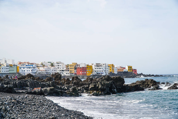 Tenerife, Španělsko: Slavná pláž Playa Jardin s černým pískem v Puerto de la Cruz - Fotografie, Obrázek