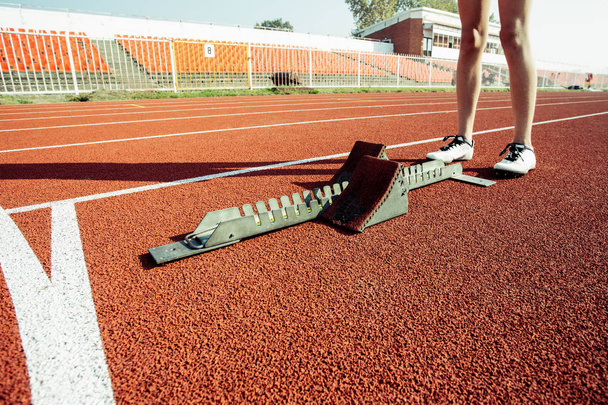 Atleta lista para correr en pista de atletismo
 - Foto, Imagen