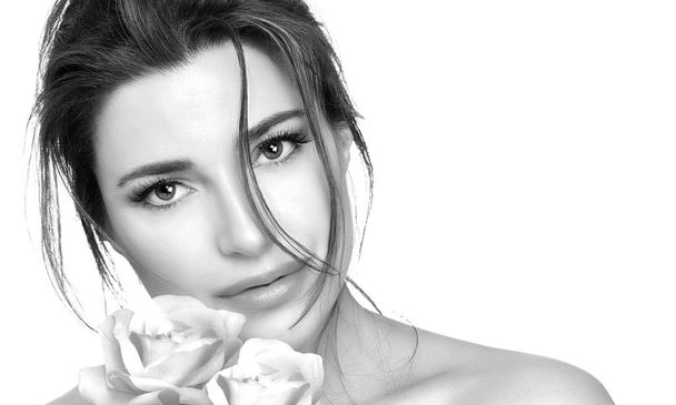 Monochrome close Up d'une femme beau visage avec des fleurs
 - Photo, image