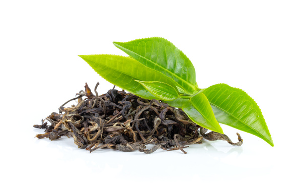 čerstvý zelený čaj list a suché izolované na bílém pozadí - Fotografie, Obrázek