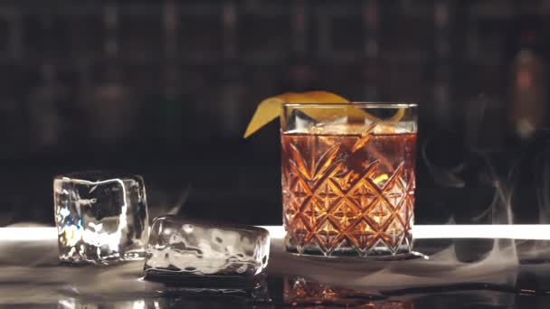 Cocktail avec glaçons sur le bar
 - Séquence, vidéo