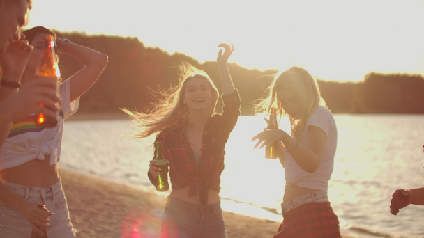Mädchen auf der heißen Sommerparty mit Bier - Filmmaterial, Video