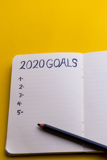 Στόχος για το νέο έτος 2020, κείμενο δράσης σε σημειωματάριο. - Φωτογραφία, εικόνα