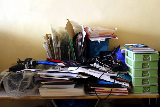 Neuspořádaný a přeplněný pracovní stůl - Fotografie, Obrázek