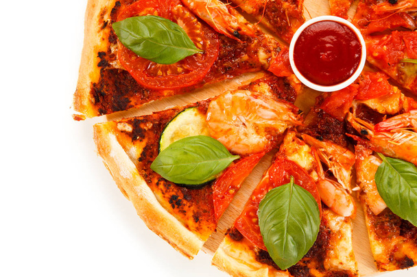 Mediterranean pizza with shrimps, tomatoes and basil. - Φωτογραφία, εικόνα