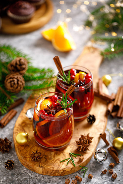 Christmas mulled wine. Traditional Xmas festive drink with decorations and fir tree - Fotoğraf, Görsel