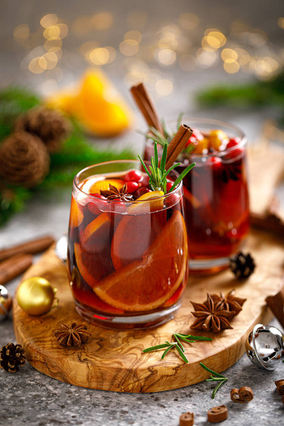 Christmas mulled wine. Traditional Xmas festive drink with decorations and fir tree - Φωτογραφία, εικόνα