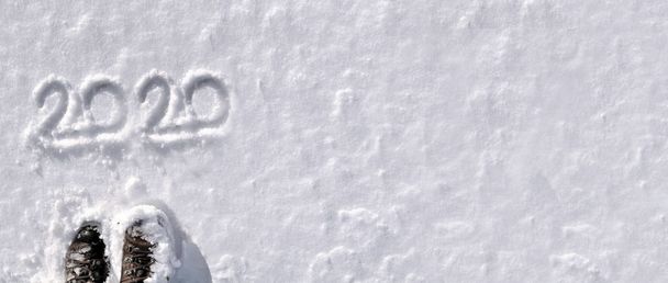 widok z góry na 2020 rok ręczne pismo na śniegu z stopa turysta w rozmiarze panoramicznym  - Zdjęcie, obraz