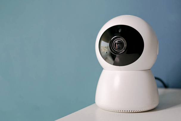 webcam com cabeça móvel branca com proteções pretas cobrindo a lente e lâmpadas infravermelhas para iluminação noturna
 - Foto, Imagem