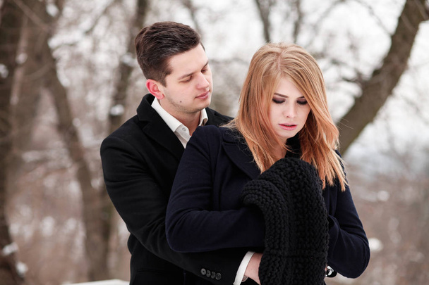 Retrato de una pareja joven en el parque invernal - Foto, Imagen