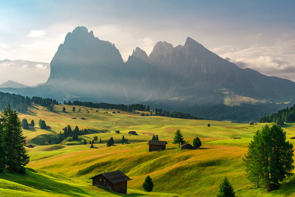 Salida del sol de verano en los Alpes Dolomitíes italianos. Seiser Alm o Alpe di Siusi ubicación, provincia de Bolzano, Tirol del Sur, Italia
 - Foto, imagen