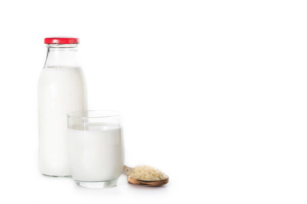 Γάλα ρυζιού σε γυαλί που απομονώνεται σε λευκό φόντο.Copy χώρο - Φωτογραφία, εικόνα