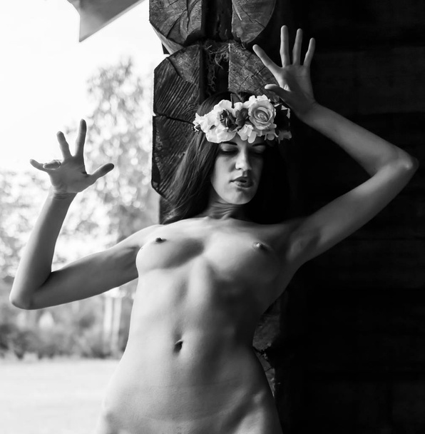 Fiatal gyönyörű meztelen nő ellen faház - Fotó, kép