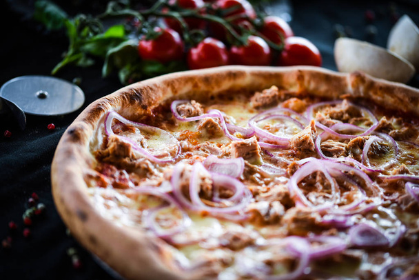 deliziosa pizza al tonno italiana con ingredienti gustosi e freschi
 - Foto, immagini