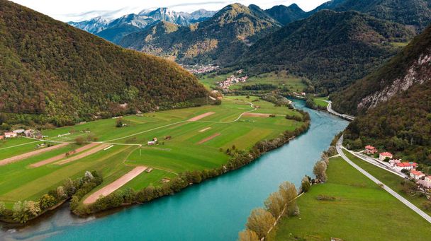Большинство На Сочи в Словении. Красивое озеро и деревня. Воздушный
 - Фото, изображение