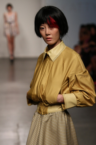 Model walks the runway at the Katty Xiomara show - Foto, Bild