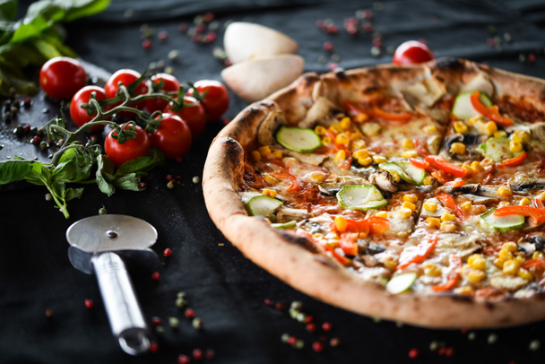savoureuse pizza végétarienne italienne aux légumes frais, fromage & sauce tomate
 - Photo, image