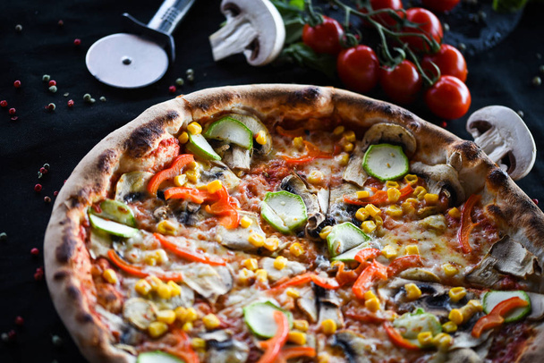 Taze sebze, peynir ve domates soslu lezzetli İtalyan vejetaryen pizzası. - Fotoğraf, Görsel