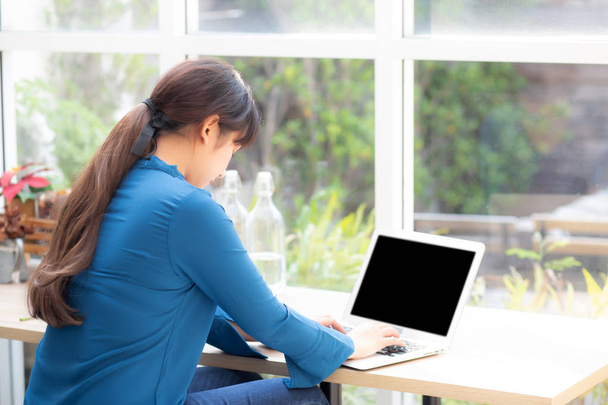 Belo retrato ásia jovem mulher trabalhando on-line no laptop sentar
 - Foto, Imagem