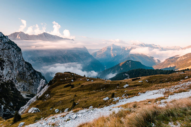 Vista panorámica del pintoresco paisaje de montaña en Julian Alp
 - Foto, imagen
