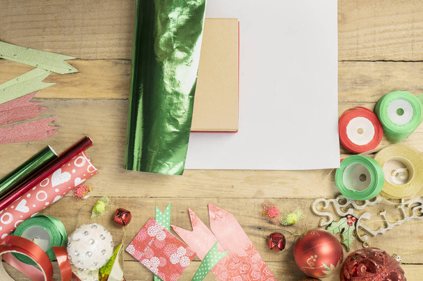 Christmas gift box wrapped green paper - 写真・画像