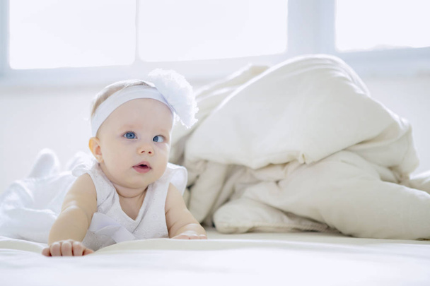 Cute baby girl crawling on the bed  - Foto, afbeelding