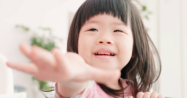 asian child raise her hand - Foto, immagini