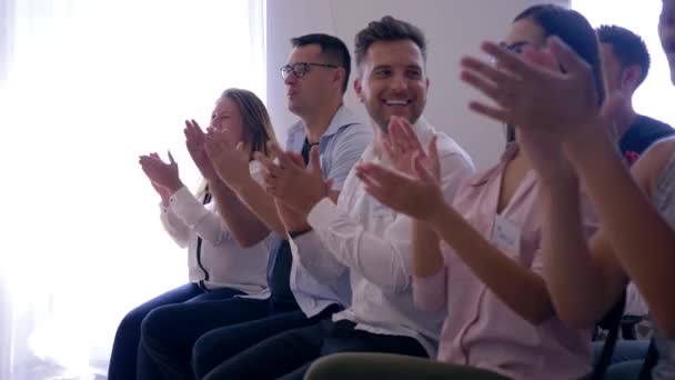 gelukkig publiek van succesvolle mensen begroet spreker op coach training - Video