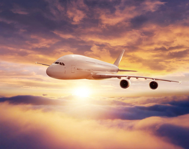 Kereskedelmi repülőgép repül át drámai naplemente - Fotó, kép