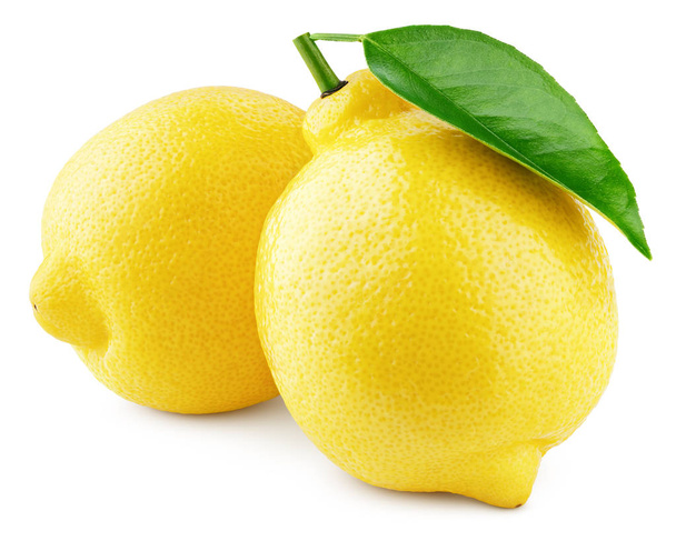 Dwie całe żółte cytryny z liściem na białym - Zdjęcie, obraz