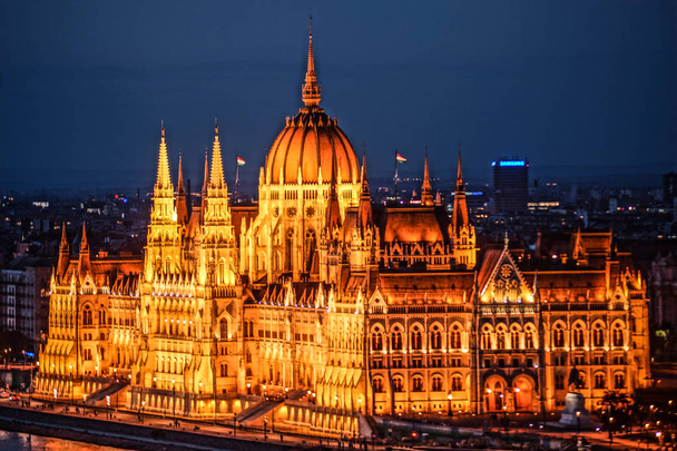Венгерский парламент (от форта Будапешт рыбаков
) - Фото, изображение