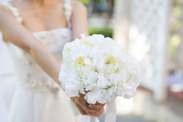 wedding bouquet white in bride's hand - Fotoğraf, Görsel