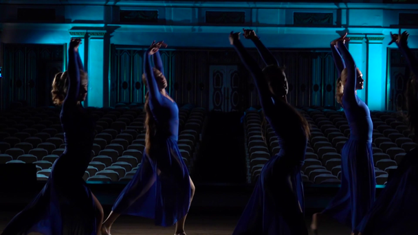 Grupo jovens bailarinas hábeis dançando balé moderno no palco de grande salão. Meninas a olhar para o auditório. Ensaio vestido antes do desempenho
. - Filmagem, Vídeo