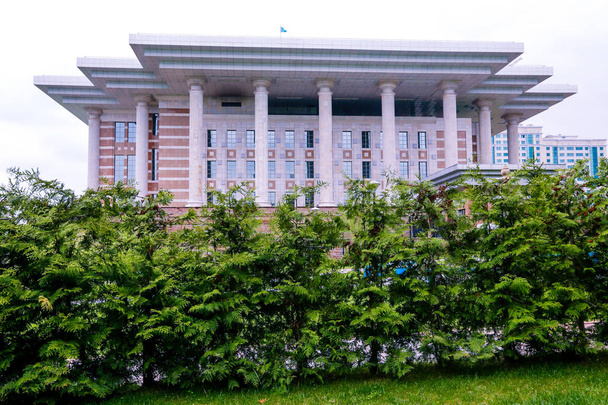 Ίδρυμα του Πρώτου Προέδρου της Δημοκρατίας του Καζακστάν την άνοιξη - Φωτογραφία, εικόνα