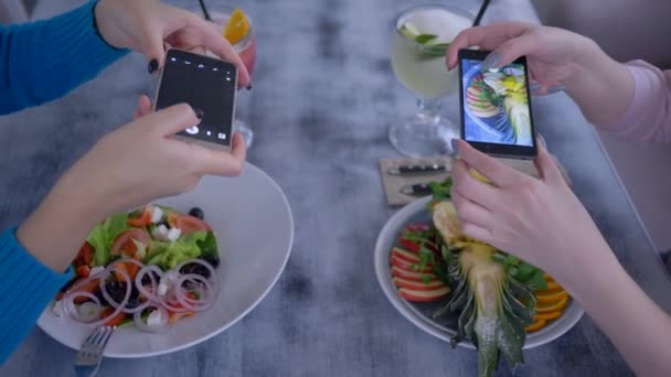 блоги, современные девушки используют интеллектуальные мобильные технологии и фотографируют аппетитные блюда для социальных сетей во время здорового питания в кафе
 - Кадры, видео